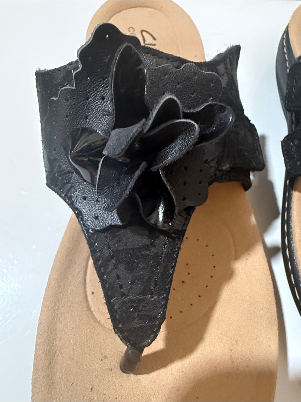 Clarks Women's  Black Laurieann Gema Thong Sandals Size 9 - Picture 8 of 11